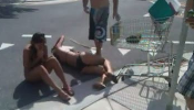 Chicas en la cesta de compra Fail